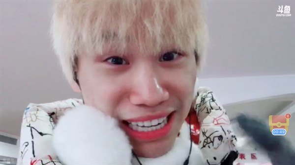 Doinb直播领结婚证 中国女婿这下成了!