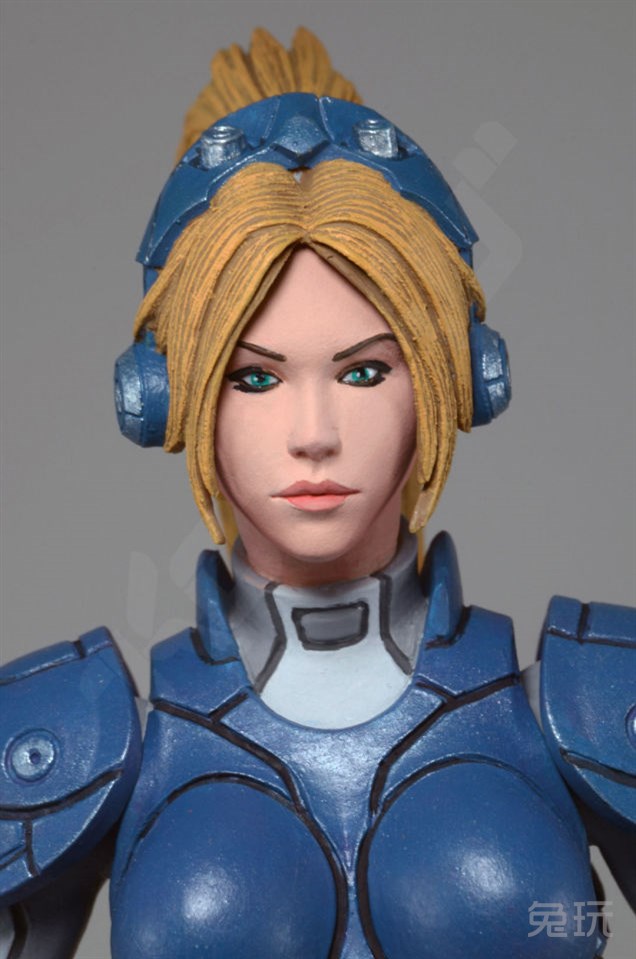 每次我看到这些诺娃的图片呼吸都有点停顿,她太完美了,她的枪也很